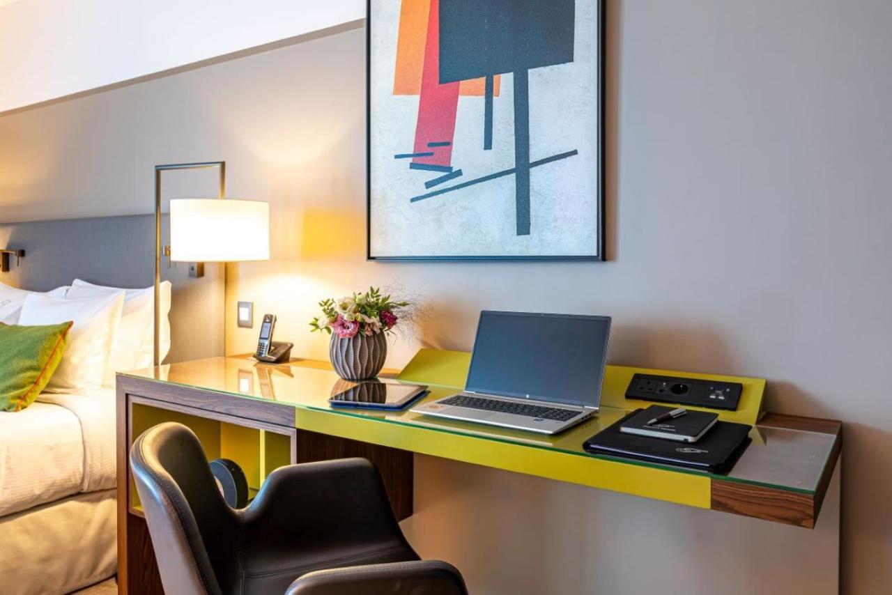 Fraser Suites Paris La Defense Курбевуа Екстер'єр фото A work desk in a hotel room