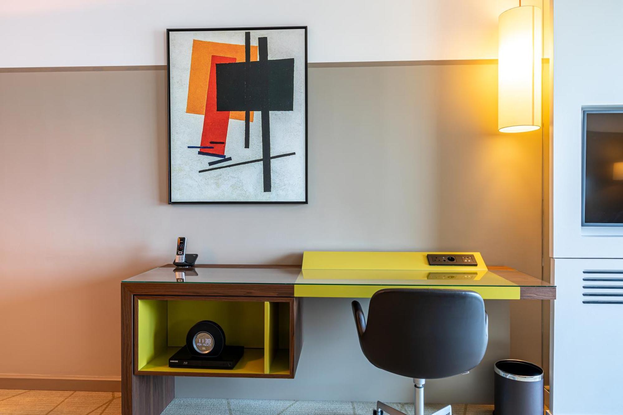 Fraser Suites Paris La Defense Курбевуа Екстер'єр фото A work desk in a hotel room