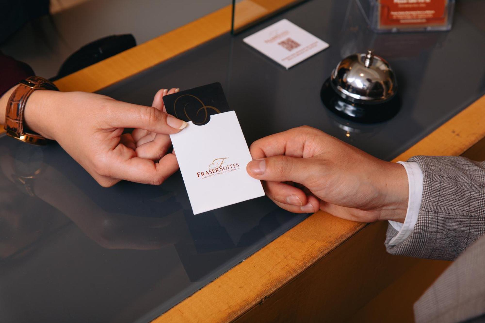 Fraser Suites Paris La Defense Курбевуа Екстер'єр фото A hotel key card