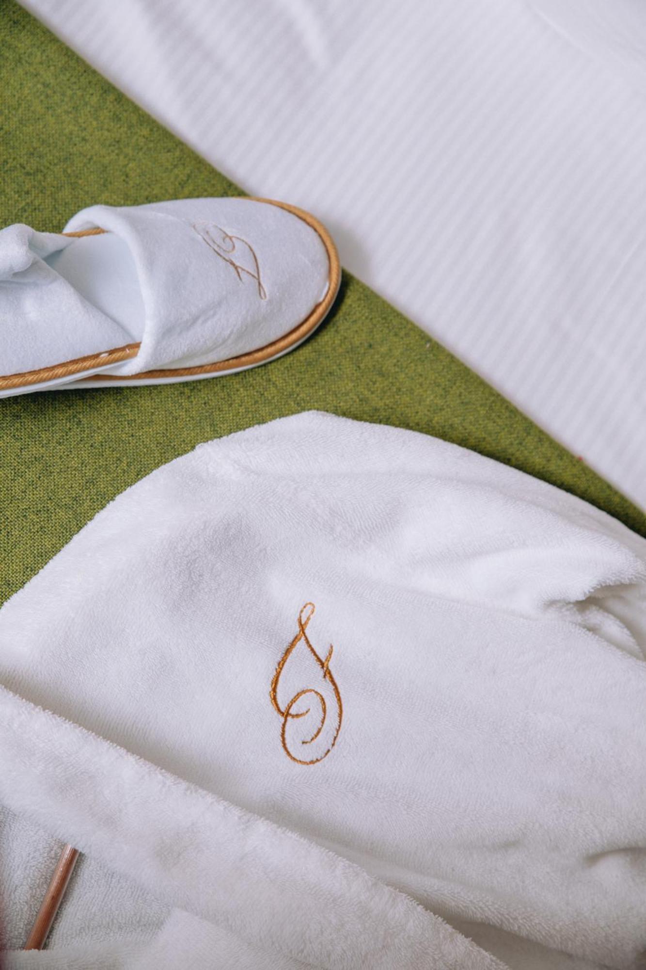 Fraser Suites Paris La Defense Курбевуа Екстер'єр фото A detail of the embroidered shirt worn by the winner of the 2011 Tour de France.