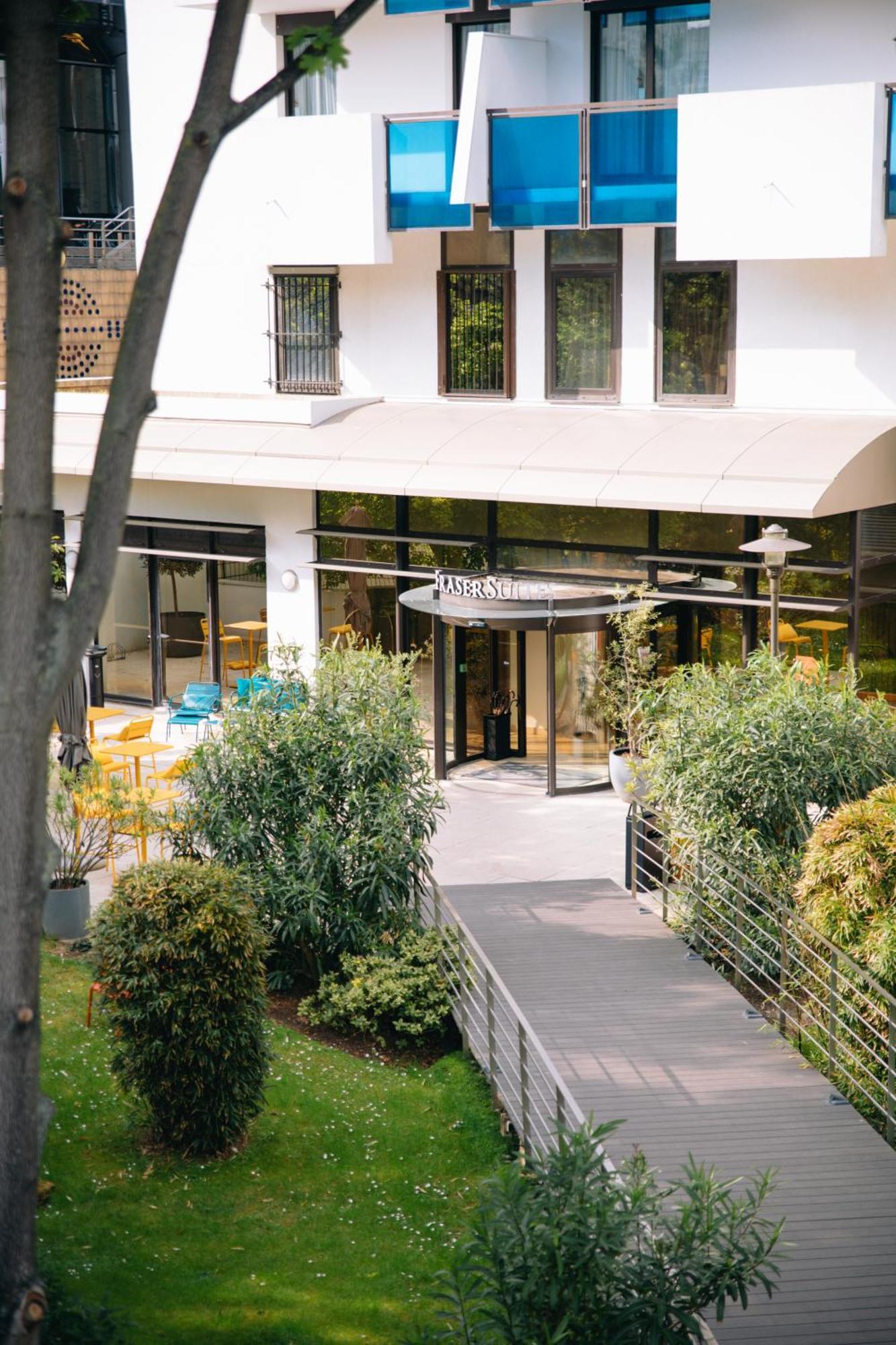Fraser Suites Paris La Defense Курбевуа Екстер'єр фото Entrance of the hotel