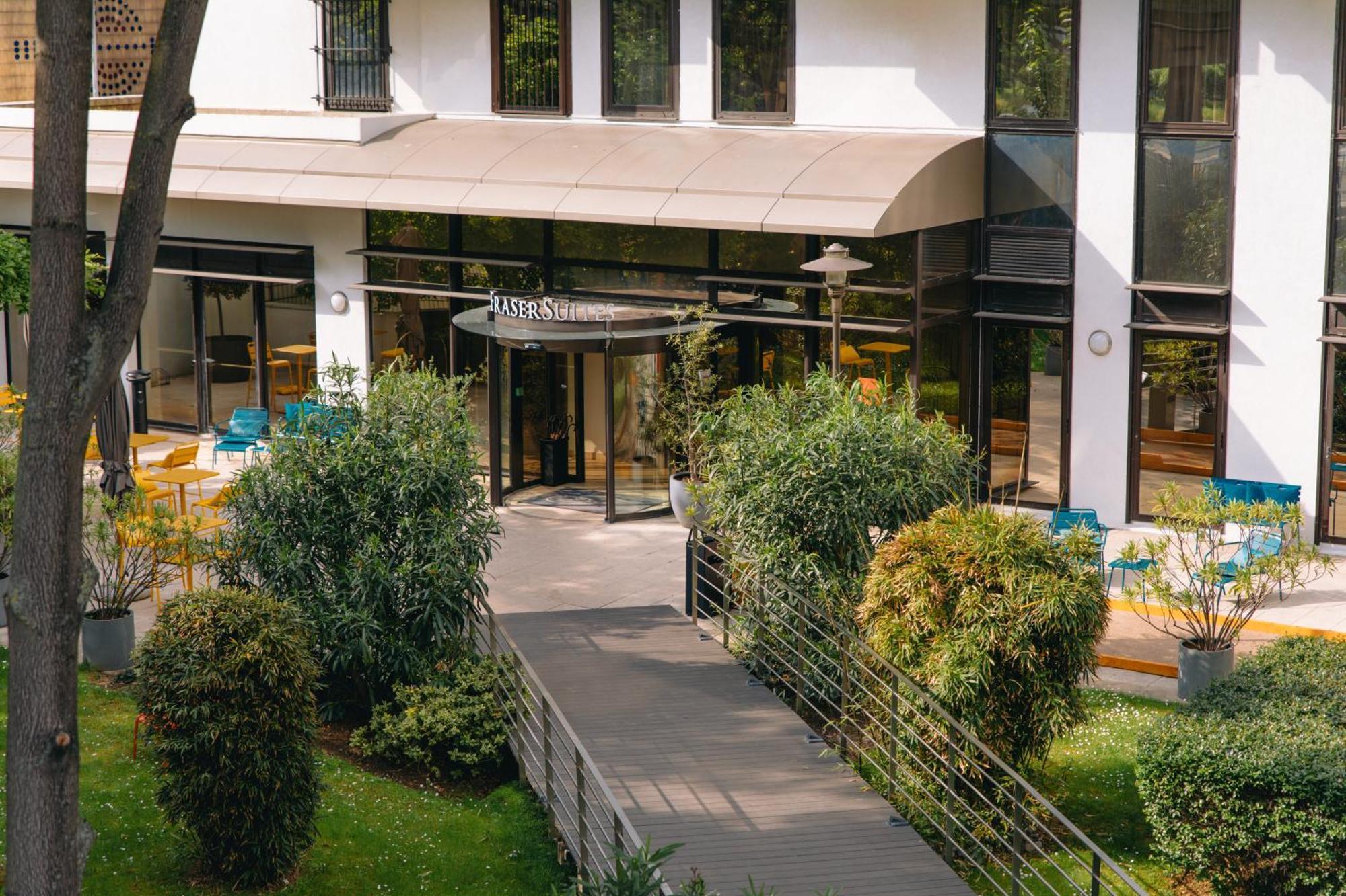 Fraser Suites Paris La Defense Курбевуа Екстер'єр фото Entrance of the hotel