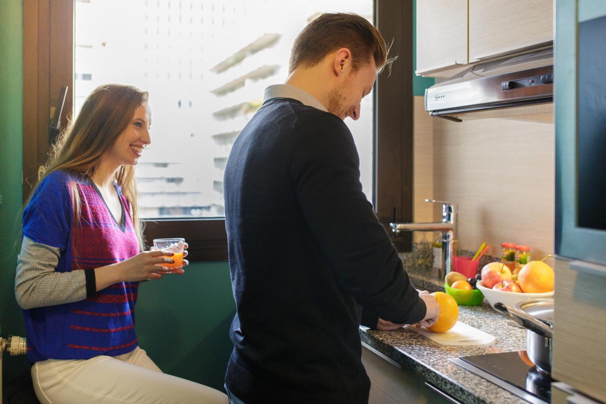 Fraser Suites Paris La Defense Курбевуа Екстер'єр фото A couple cooking together