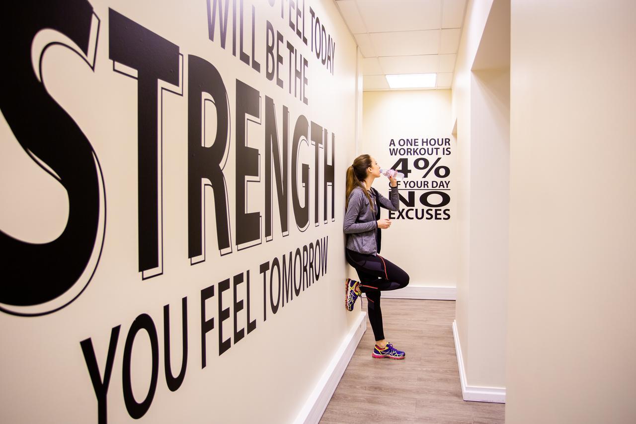 Fraser Suites Paris La Defense Курбевуа Екстер'єр фото A woman working out at a gym