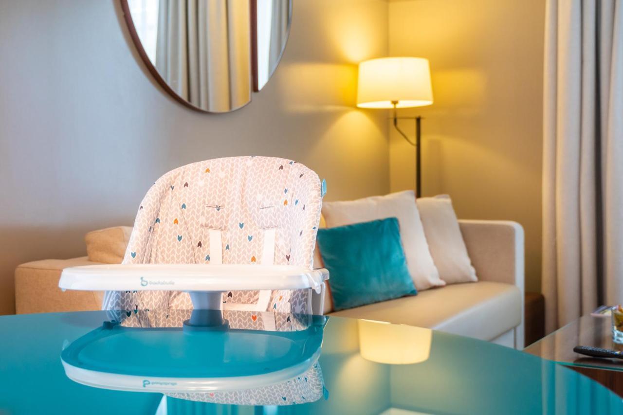 Fraser Suites Paris La Defense Курбевуа Екстер'єр фото A high chair
